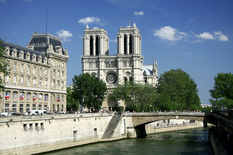 Paris, Notre dame  Loschwitz © Claude Coquilleau - stock.adobe.com